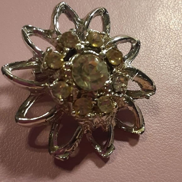 Beautiful Rhinestone brooch - Picture 1 of 7